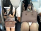 (電車対面）(顔出し)ミニタイトスカートのワンピースで攻める女子大生さん…無防備な▼ぞーんを観察してみました!!