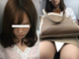 (電車対面）(顔出し)かわいい女子大生さんのエッチなタイトスカートからむき出しのパンストあんよを…超近距離接写で観察してみました