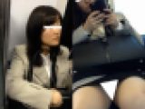 (電車対面）(顔出し)立体感のある…奥行きを感じる…リクルート女子大生さんの無防備なお股を超至近距離から観察してみました!!