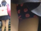 パンチラ盗撮 制服女子 黒地にピンクの水玉柄パンツを接近撮影