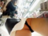 【店内尾行パンチラ】黒パンツ着のむっちりお姉さん、きつい表情＆革ジャンでハード路線キャラと思いきや猫飼いの優しい人