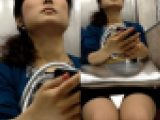 (電車対面）(顔出し)きゅっと閉じて…くぱぁ～…きゅっと閉じてを繰り返す無防備な▼ぞーんを観察してみました!!