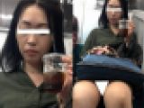 (電車対面）(顔出し)ベージュのタイトスカートが…なんか厭らしい人妻OLさん…お鞄の下の▼ぞーんを観察してみました!!