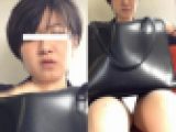 (電車対面）(顔出し）ショートカットのキャリア系美人OLさん…パンストあんよの間の魅惑ぞーんを超近距離接写で観察してみました!!