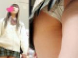 【制服逆さ撮り】超美少女だけど超食い込みしている暇な女子高生、ながらスマホで盗撮にまったく気づかず……ｗ