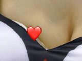 決めポーズも残念。衣装がズレて乳首ポロリ！