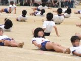the裸足っ娘　23　寝っ転がって砂まみれ