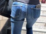 【スキニーエロデニム】スレンダー美人の張りのある小尻をキャットウォークでフェロモン前回で晒す【453】
