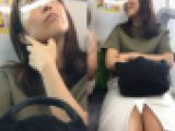 (電車対面）(顔出し)フロントスリットがくぱぁ～っと割れちゃって…ふとももを惜しげもなく見せてくれた人妻さんを観察してみました!