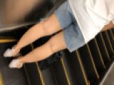 ショートパンツに生足の女性を追跡する