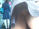 パンチラ盗撮 女子大生 パンチラガードされたけど白パンツ強引撮影
