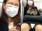 (電車対面）(顔出し)上のお口はしっかりガード…でも下のお股はがっつりオープン…無防備な人妻OLさんを観察してみました!!
