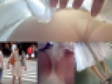 電車の中で美人OL2名のパンツを逆さ撮り。小型カメラは完全にスカートの真ん中まで侵入し匂いまでしそうな程パンツに超接近。ぱんちら