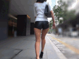 【美脚お姉さんの街歩き】☆短パンからこぼれた、はみ尻肉！
