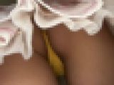 階段パンチラ 街で偶然見かけたら縁起の良さそうな黄色パンティ