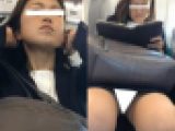 (電車対面）(顔出し)タイトスカートなのに…パンストあんよを大胆にひらく…えっちなお股を見せつける人妻OLさんを観察してみました