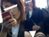 (電車対面）(顔出し）タイトスカートの裾をめくりあげて…▼ぞーんを見せつけちゃう…リクルートスーツ女子大生さんを観察してみました