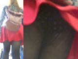 パンチラ盗撮 OLさん 超ミニスカの中身は黒地に白の水玉パンツ