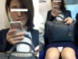 (電車対面）(顔出し）眩しいブルーのスーツに御身を包んだ美人OLさん…悩ましいアヒル口の端整できれいなお顔を観察してみました!!