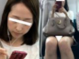 (電車対面）(顔出し）休日のOLさん…ライトなピンクのミニタイトスカートからむき出しの生あんよ…お鞄の下の▼ぞーんを観察してみま