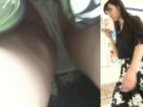 [★新作][★顔出し]パンチラ盗撮 女子大生 白パンツをスカートのプリーツの隙間から撮影