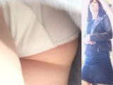 [★新作][★顔出し]パンチラ盗撮 OLさん 白パンツを粘着して超接近 4回も連続撮影