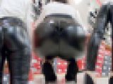 【尻ＨＤ】蒸れ蒸れっのレザーパンツの中は確実にＴバック着用と思われるお姉さんｗ