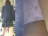 パンチラ盗撮 制服女子 ピンクの柄パンツを強引に撮影