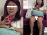 (電車対面）(顔出し）ミニタイトから…むっちり実っちゃった生足あんよをむき出しにしてくぱぁ～っとひらくおねいさんを観察してみまし