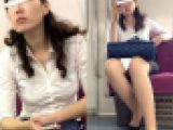 (電車対面）(顔出し）純白のブラウス越しに○っぱいの大きさが隠し切れない…ミニタイトスカートの人妻OLさんを観察してみました!!
