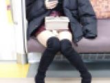 電車対面　ミニスカギャル②