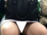 (電車対面）(顔出し)ミニタイトなのに…かぱぁ～っとひらいちゃったお股に…太陽光が直撃!!…ぱん○ぃ見えちゃったOLさんを観察し