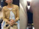 (電車対面）(顔出し)ボックス席…対面に…ライトブルーのワンピースをお召になったお上品な感じの奥様の…スカートの中を観察してみま