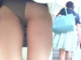 パンチラ盗撮 OLさん 風でスカートめくれて黒パンツ丸出し