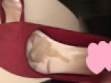 靴ぶっかけ　ギャルちゃんの赤いパンプス