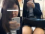 (電車対面）(顔出し）お膝にお鞄をのせて▼ぞーんのガード完ぺき…と思っちゃっているロングヘアOLさんの無防備なお姿を観察してみま