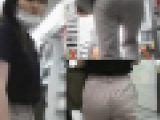 美味しいそうなお尻を揺らしてパン線浮き出す娘さん