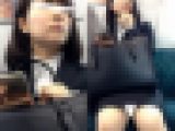 (電車対面）（顔出し）笑顔がとってもCuteな色白なリクルートスーツ女子大生さんを観察してみました!!