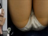 警戒心激薄なお買い物中JDのサテン生パンティを逆さ撮り盗撮