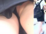 パンチラ盗撮 女子大生 黒パンツをこっそり接近撮影