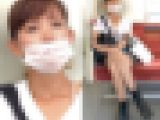 自慢の生脚を露出し乗客に見せつけるスタイル抜群のモデル風美女