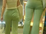 美＊パンティーライン通信＊激薄フレアパンツに透けるレース調パンティー?スレンダーなカラダにメガデカヒップが堪らないお姉さん