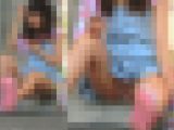 ゆるゆるパンツの隙間に視線釘付け！ろり少女のきわど過ぎるパンチラ姿を盗撮?