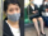 スカート姿なのに疲れて無防備な姿になる会社帰りのOLさん