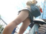 【FHD 顔モザなし】田舎のバス停で発見！長尺ミニスカJKの白Pパンチラ！