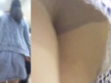 パンチラ盗撮 OLさん 黒パンツがベージュのパンストの中にモロ見え