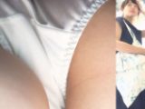 [★新作][★顔出し]パンチラ盗撮 超カワイイ女子大生 開脚で白パンツ丸見え超接近