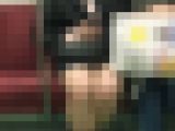 母と一緒に撮影を警戒するデニミニ女子大生（其の三）