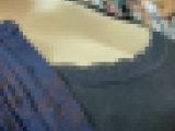 爆乳人妻の谷間胸チラ