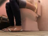 【公衆便所②】海外通販の媚●をトイレットペーパーにつけて女子トイレを覗き撮りした【盗※撮】　